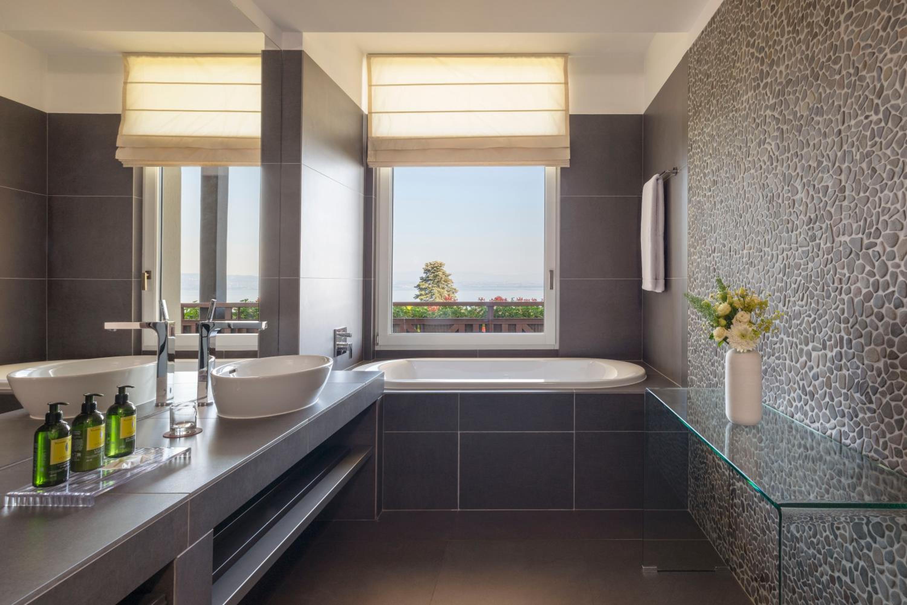 جناح بإطلالة على البحيرة، Hotel Ermitage Evian Resort 9/10