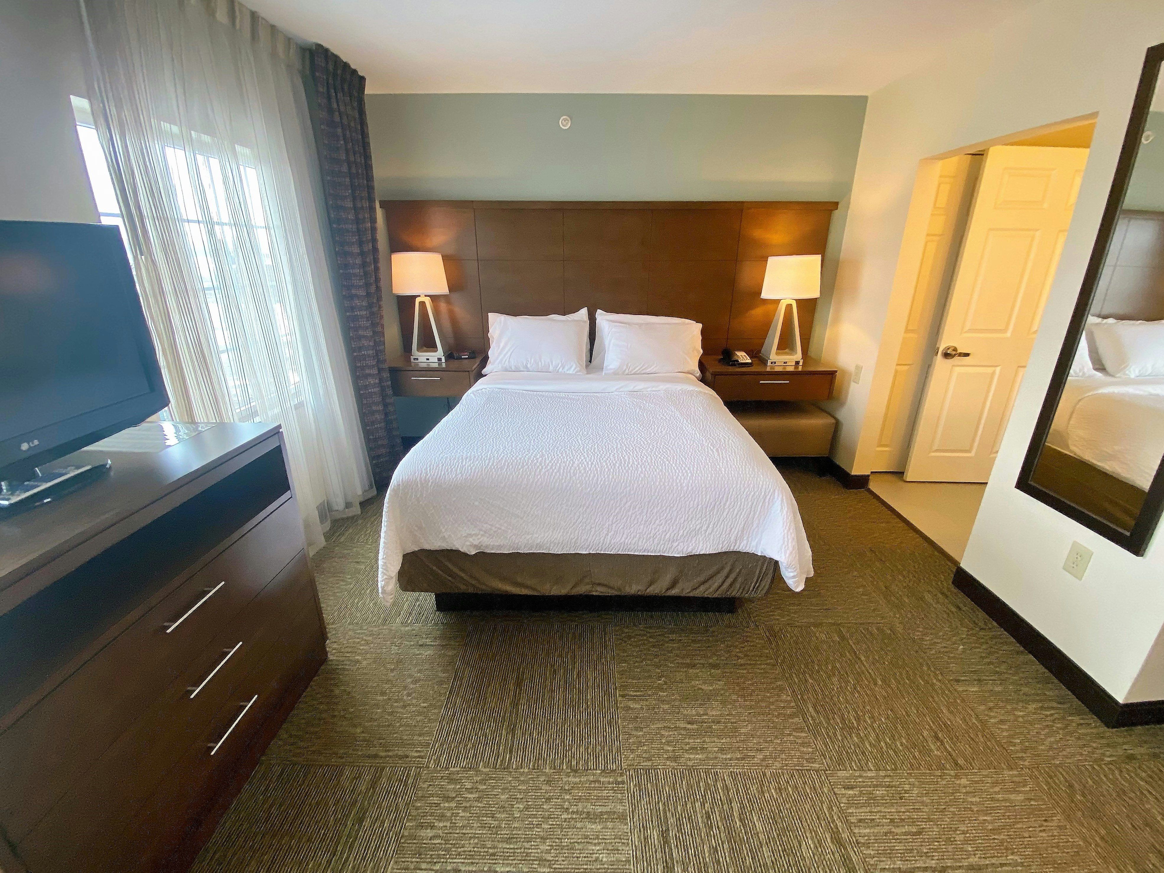 Studio, Suite, Queen Bed, River View