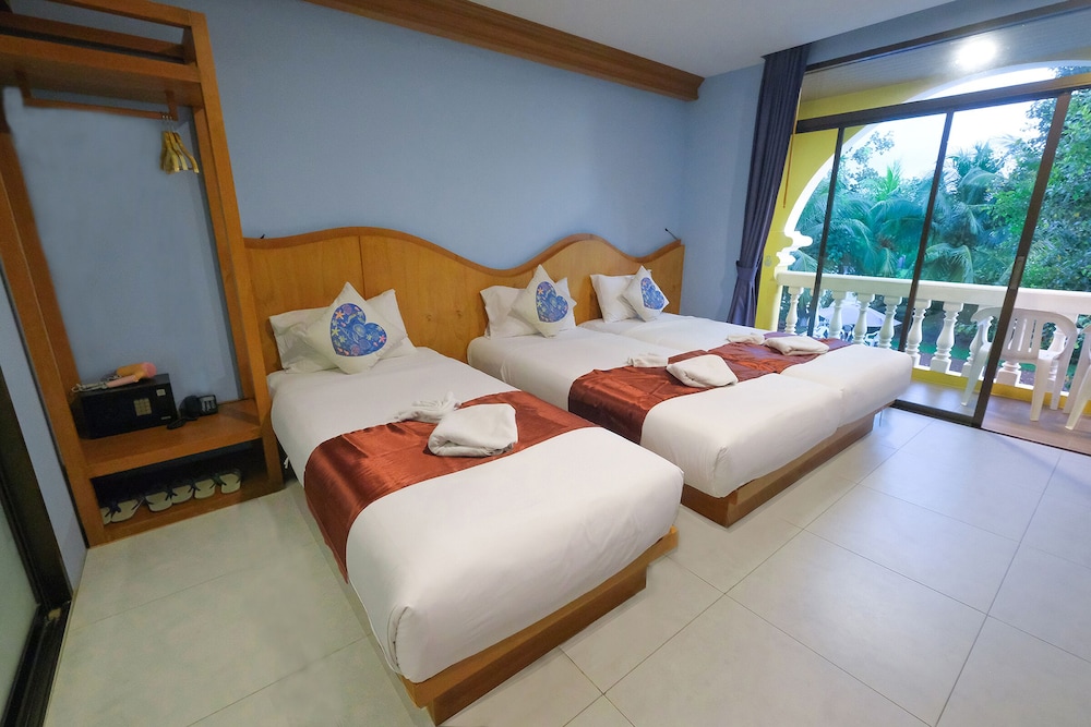 غرفة ثلاثية بسرير فردي وسريرين كوين بإطلالة على المسبح، ROYAL PINEAPPLE HOTEL a welcome to wealth and good fortune 2/11