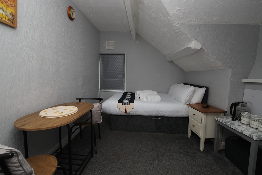 Woodville Lodge Leeds Free Parking Direct Bus to City Centre 45/45