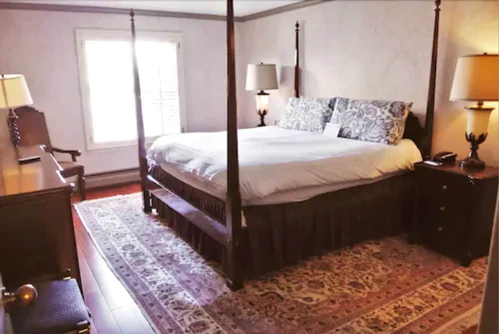 2 BEDROOMS, SUITE, KING AND QUEEN BED