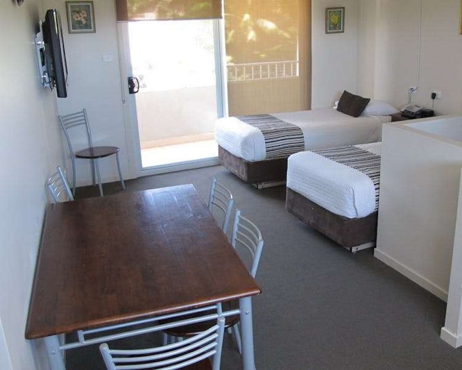 Aston Hill Motor Lodge 6/43