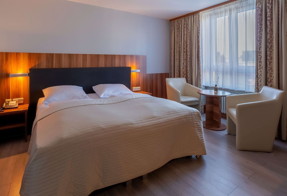 Astor Hotel 27/80