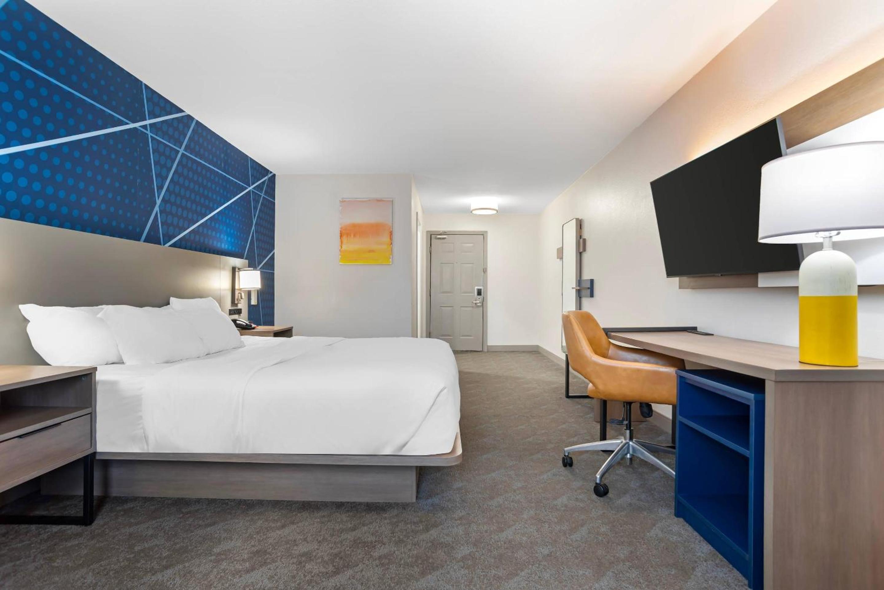 Efficiency, Suite, King Bed