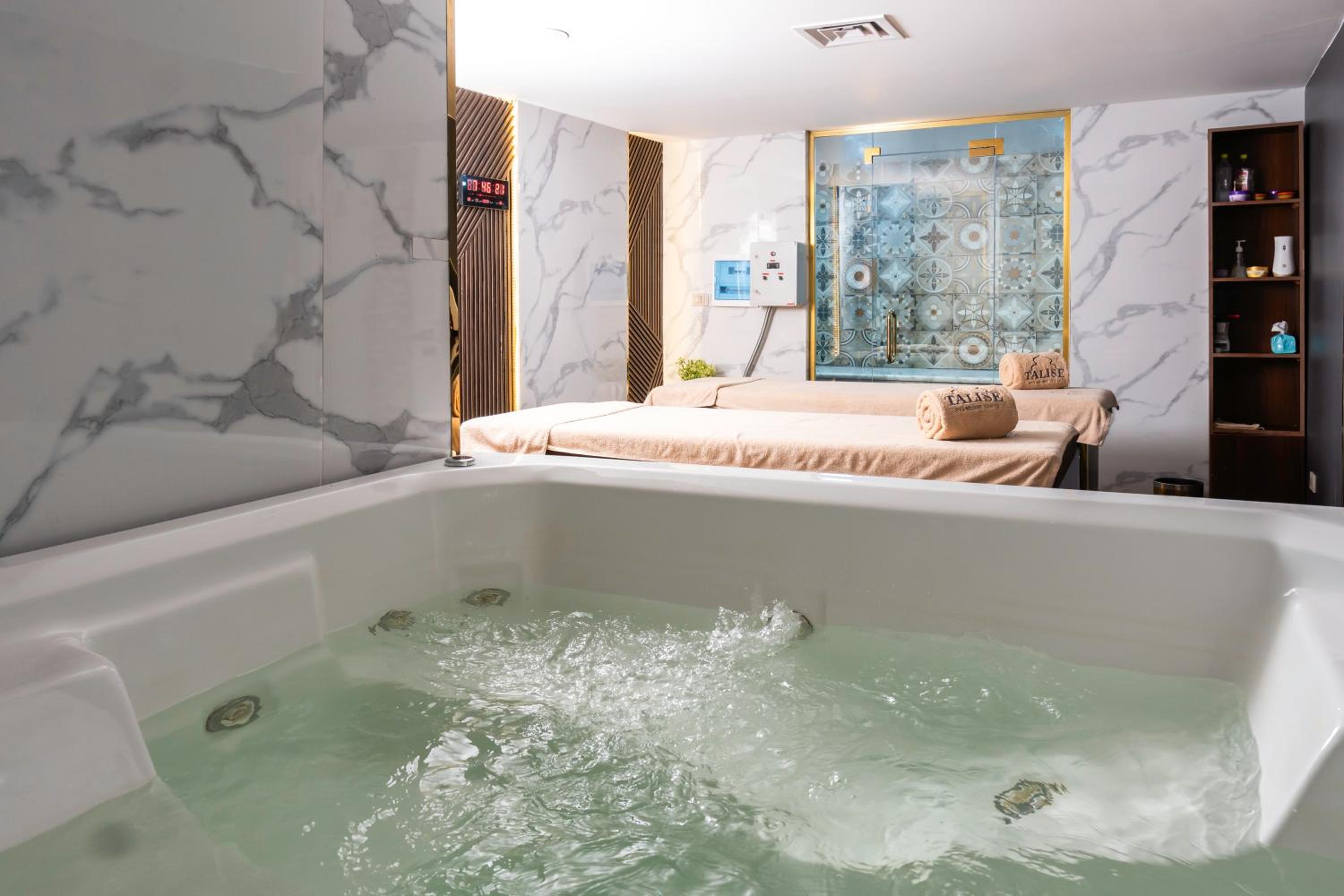swimming pool spa