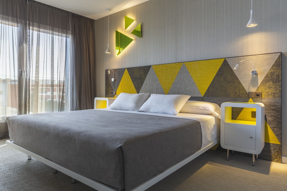 ROOM, DOUBLE BED