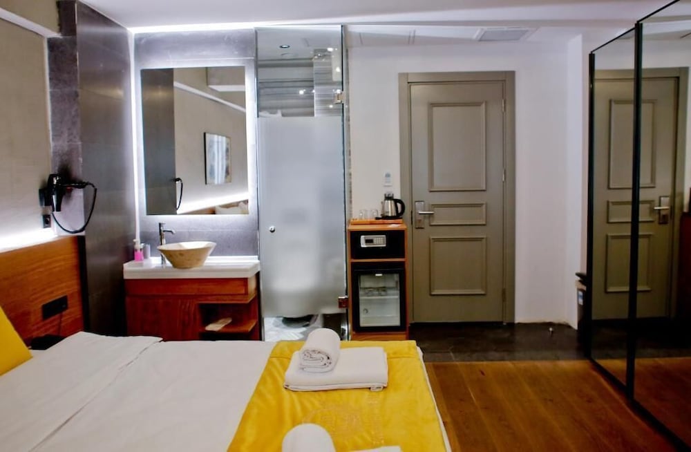 Aleksandr Pera Hotel 12/50