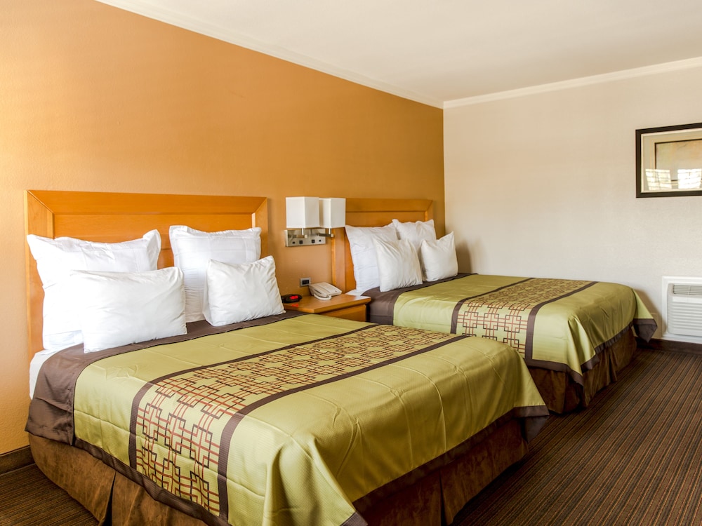 Anaheim Islander Inn And Suites 31/58