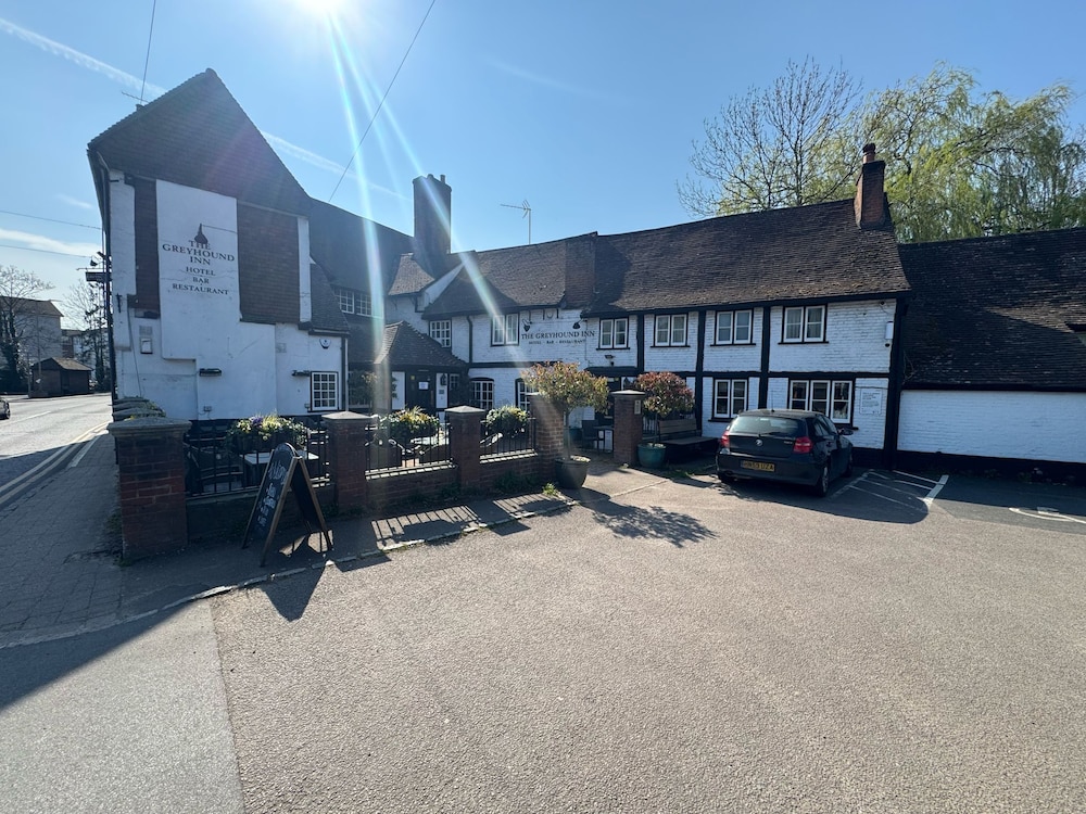 OYO The Greyhound Inn 26/30