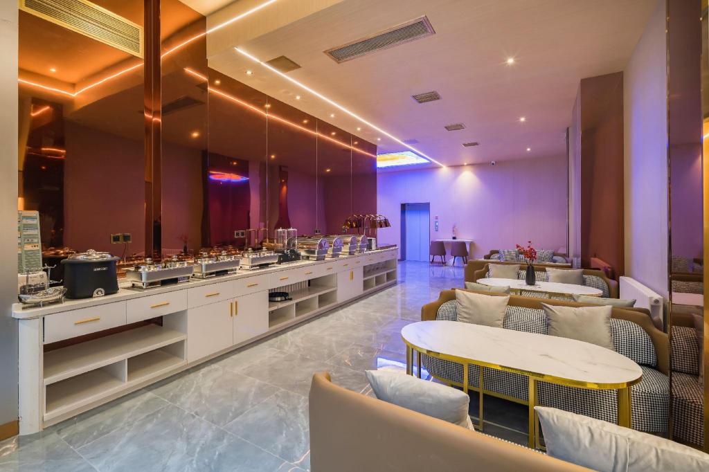 Dequan Luxury Hotel (Chaoyang High speed Railway Station Shilibao Subway Station Branch) 42/50