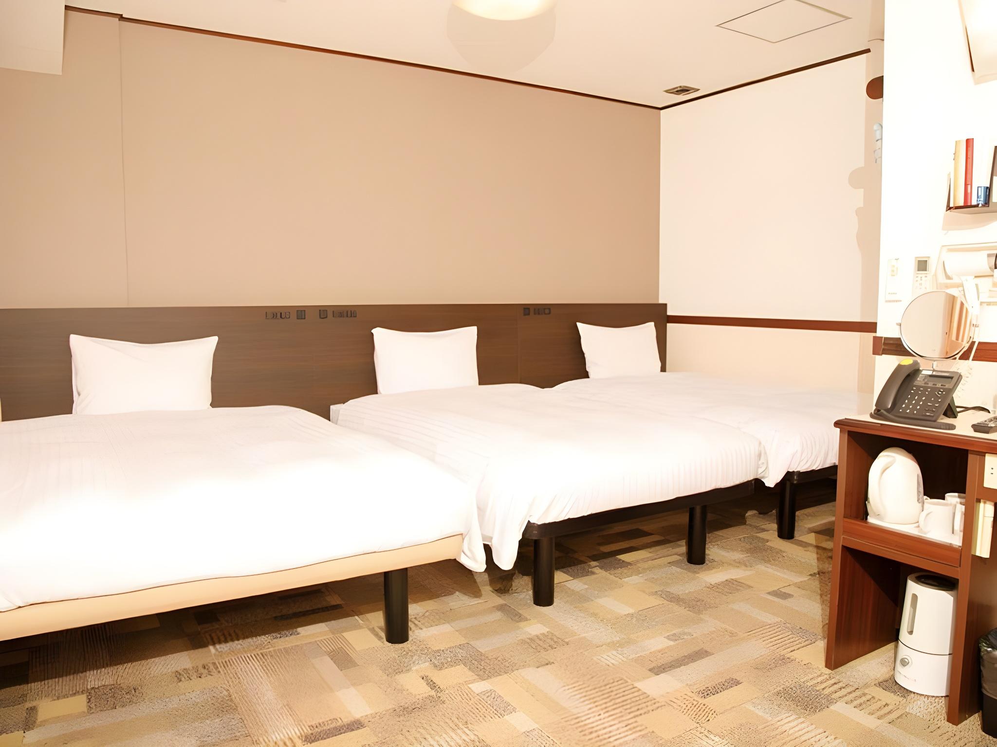 Room, Triple, Double and Twin Beds, Smoking