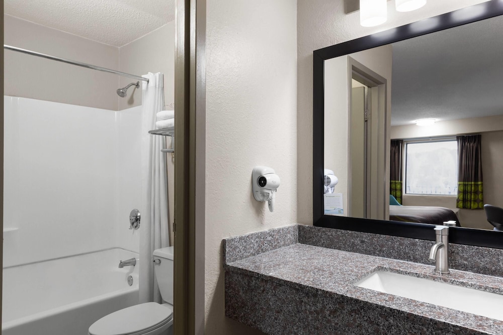 Super 8 by Wyndham Charleston WV 29/34