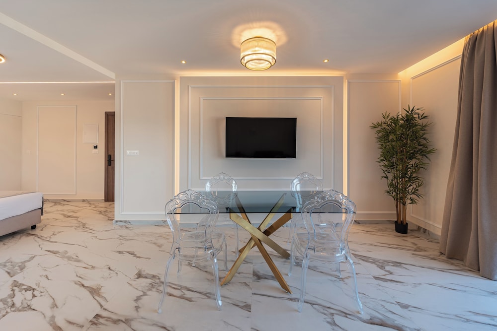 Philia Center Suites 62/73