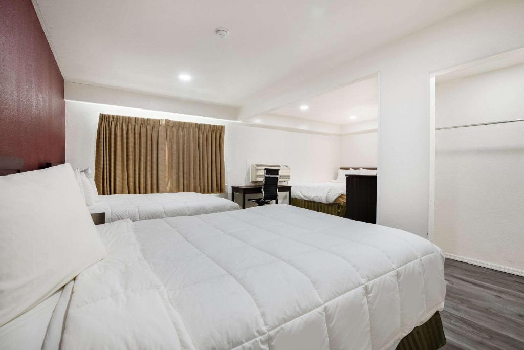 Upgrade, 3 Queen Beds