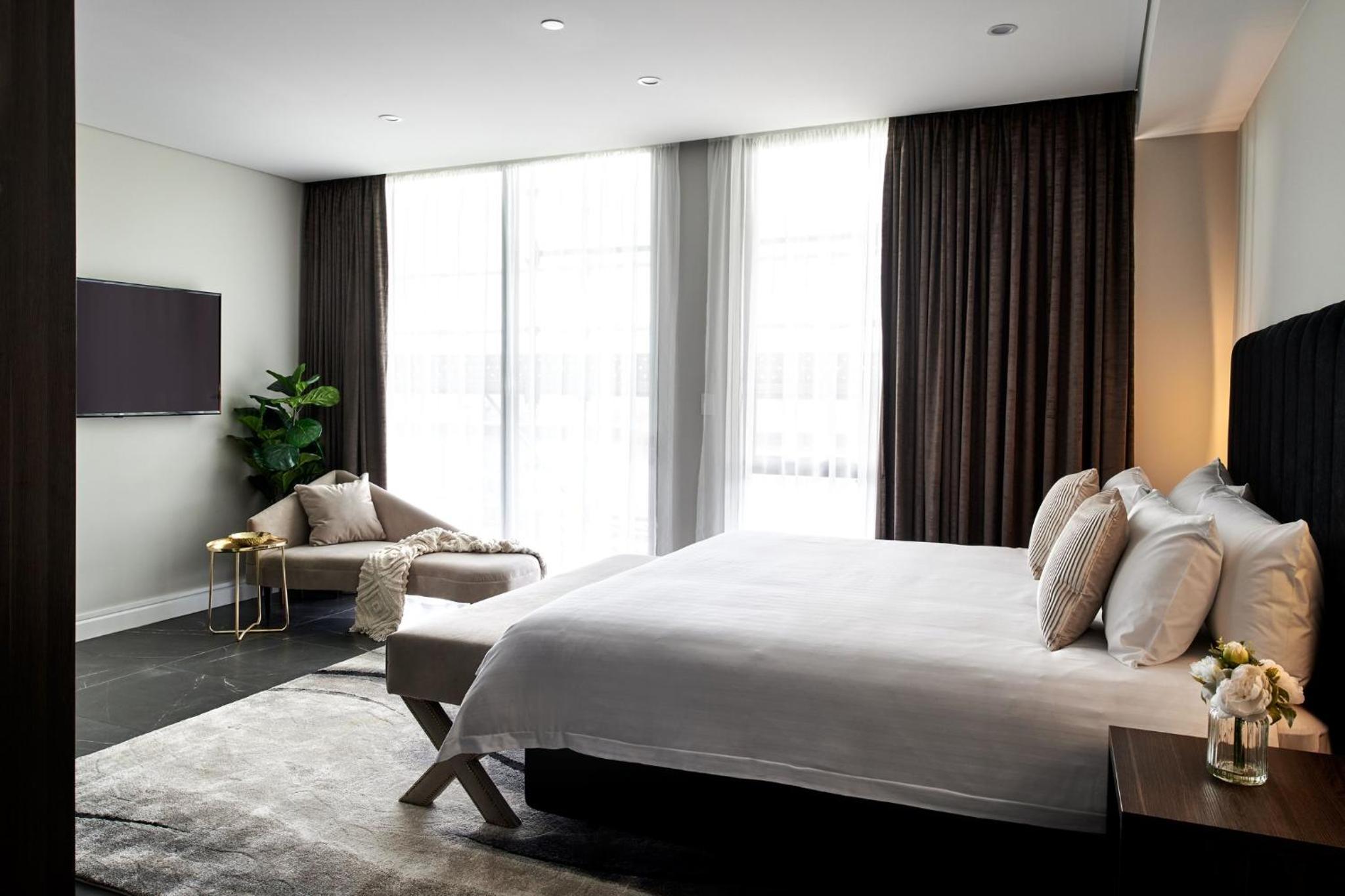 Junior Suite, King Bed, Crowne Plaza Sydney Burwood 2/5