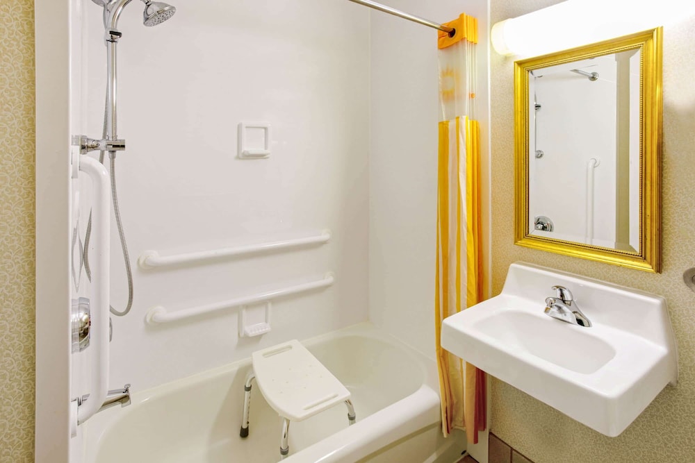 La Quinta Inn & Suites by Wyndham Appleton College Avenue 11/49