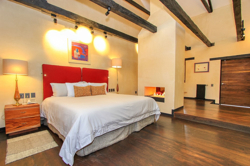 Uvence Arte + Hotel 6/50