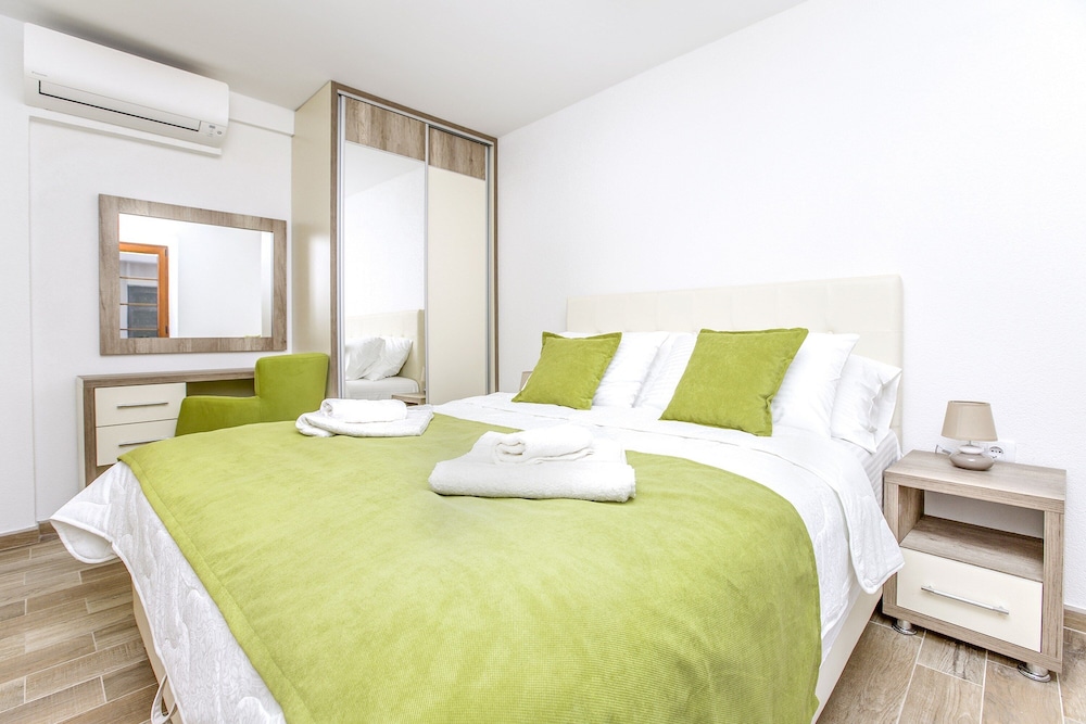 Apartments Mezini 11 15/50