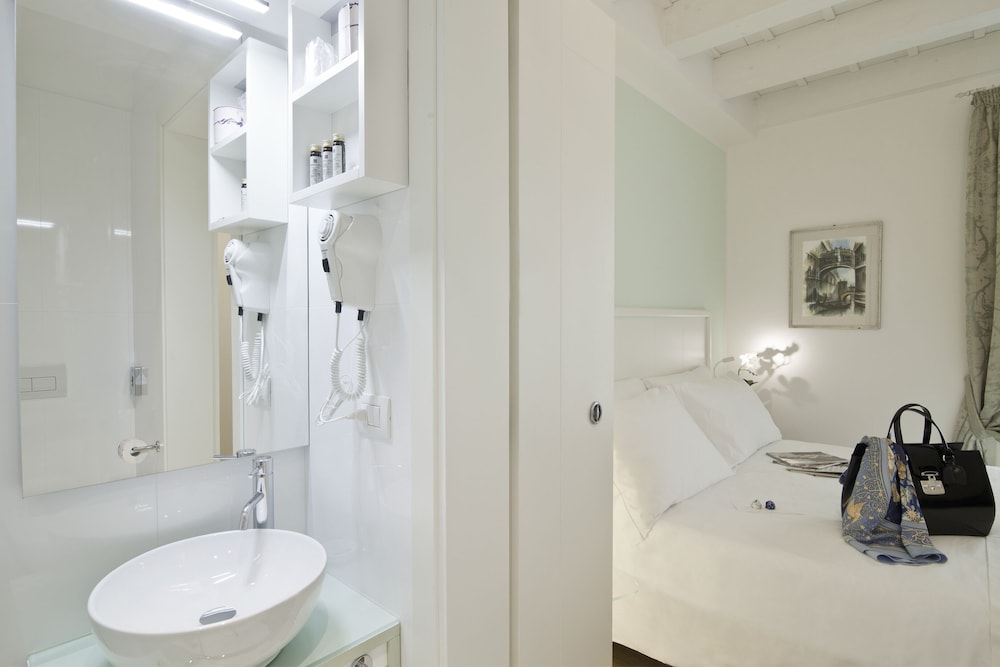 Chiara Lodge 27/33