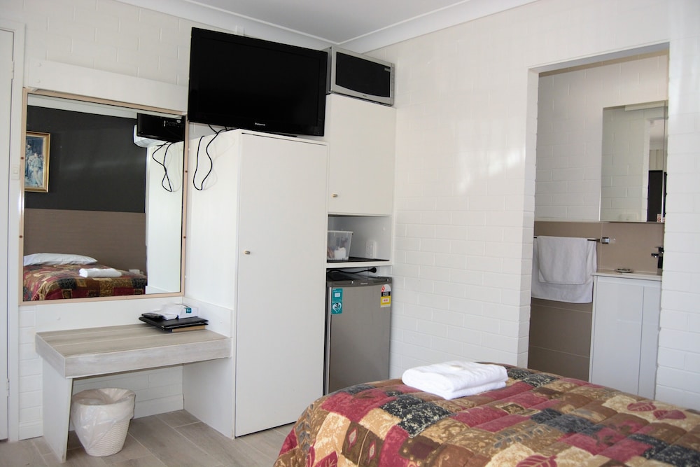 Civic Motor Inn Cowra 19/71