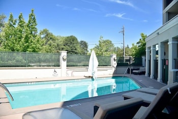 HOLIDAY INN EXPRESS WINDSOR SONOMA WINE COUNTRY 7/50