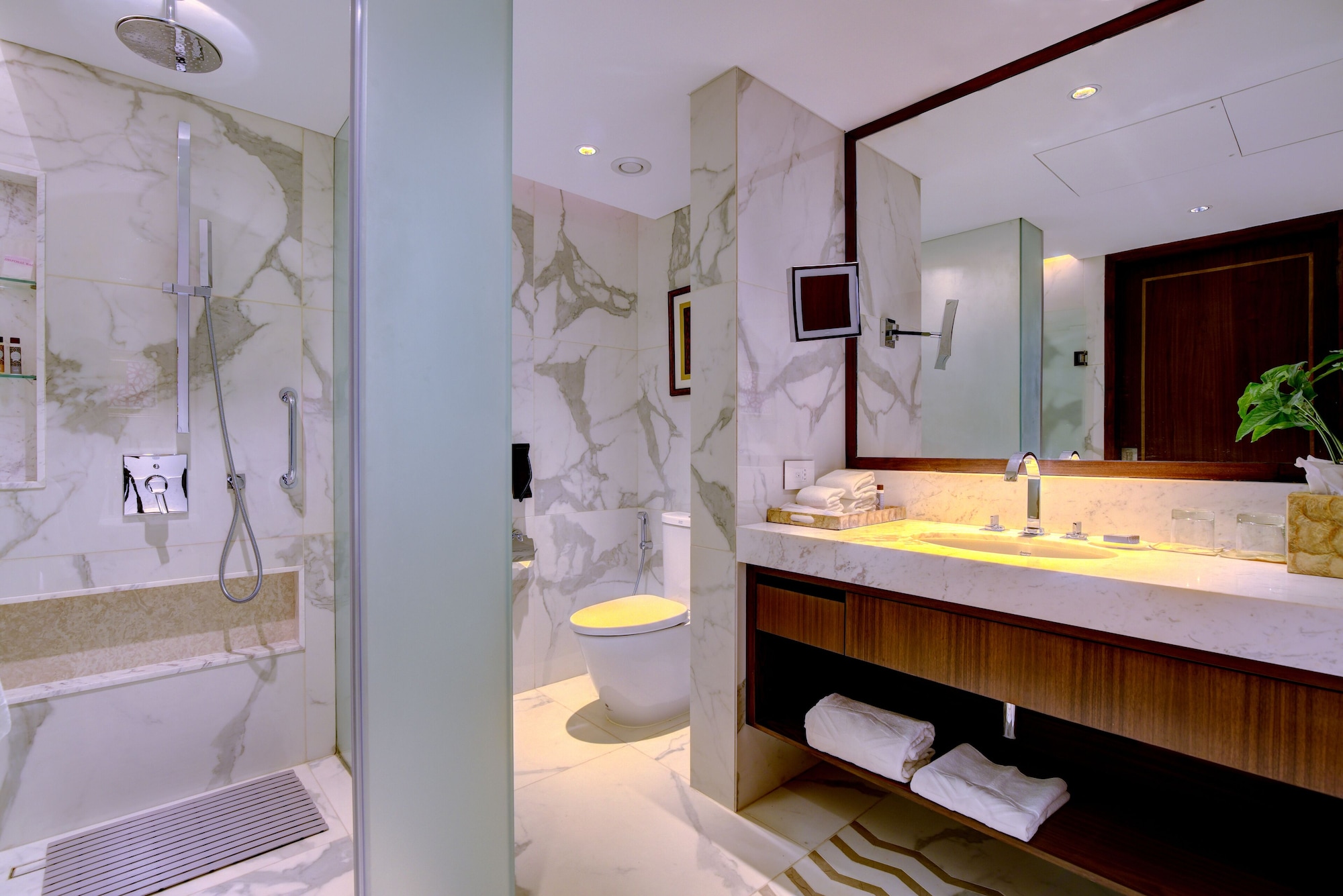 SUITE, KING BED, TAJ MAHAL VIEW