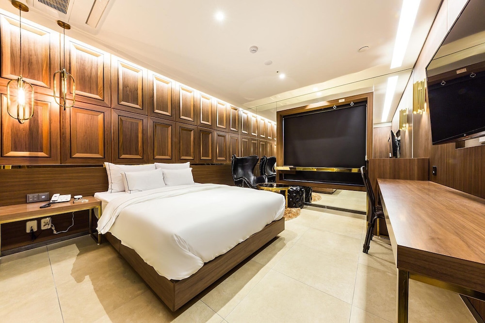 DELUXE, DOUBLE BED