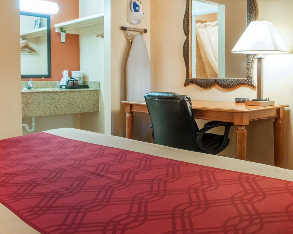 Econo Lodge Hobbs 22/25