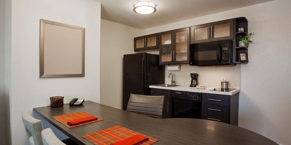 Candlewood Suites Cut Off 41/43
