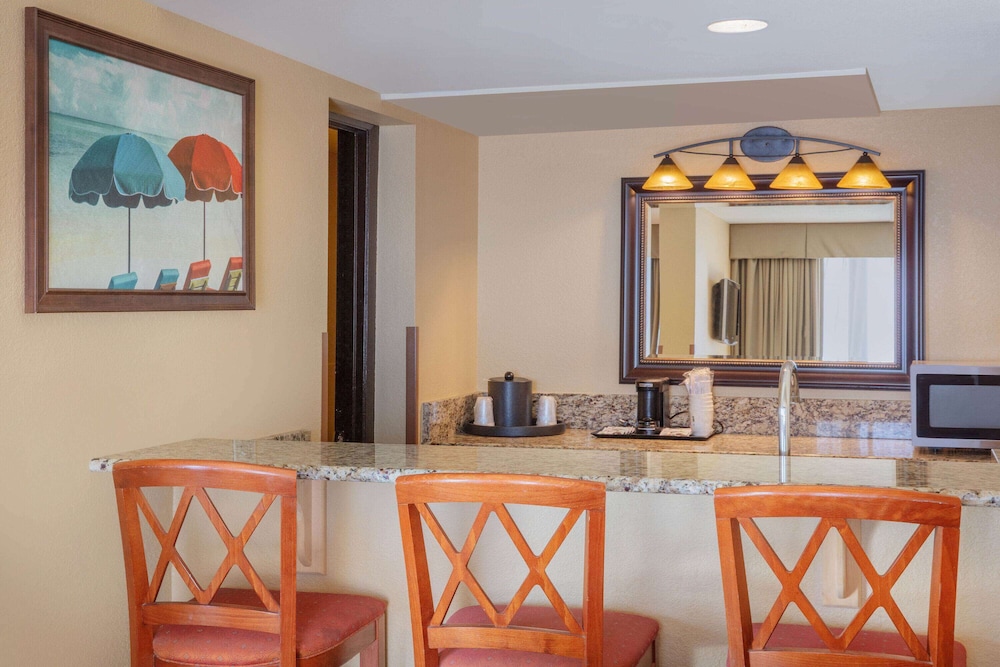 La Quinta Inn & Suites by Wyndham Cocoa Beach Oceanfront 41/54