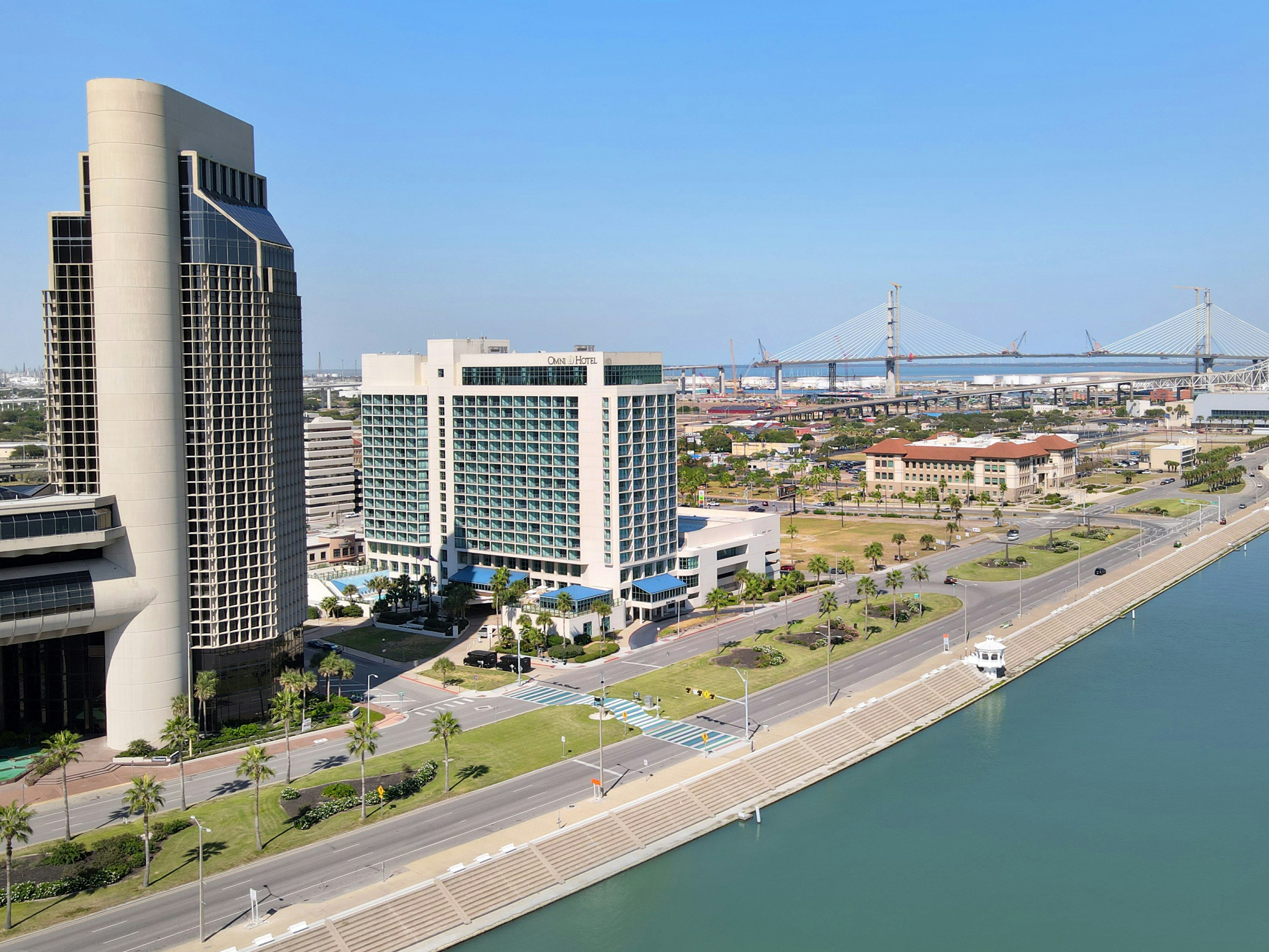 Omni Corpus Christi 82/84