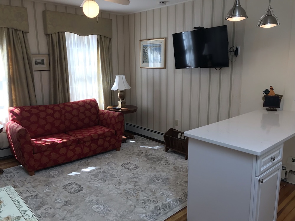 Americas Cup Inn 57/81