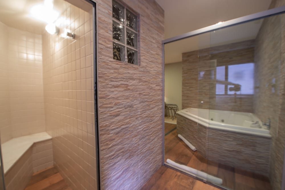 Mondrian Suite Hotel 53/82