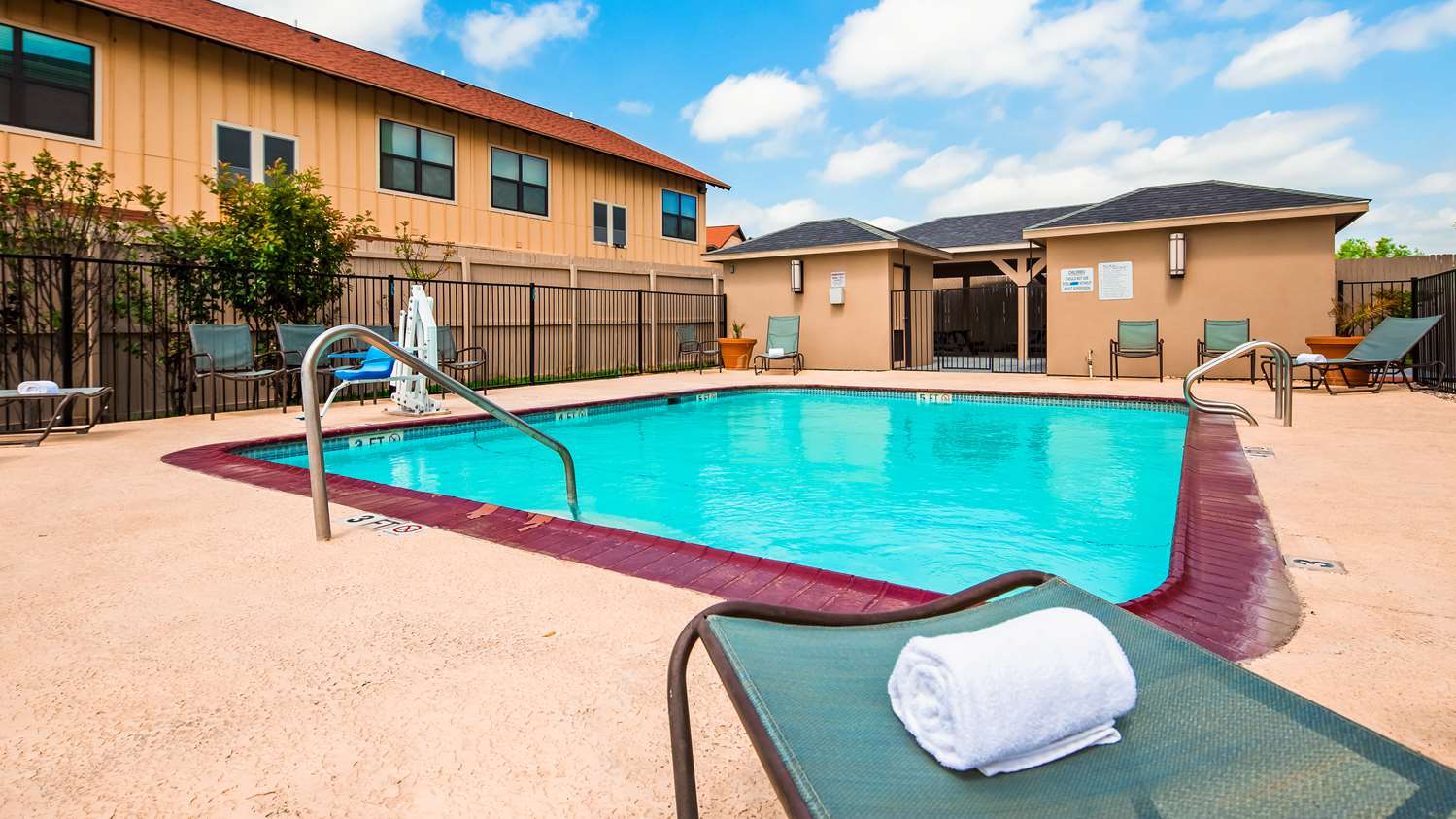 Best Western Plus Carrizo Springs Inn And Suites 9/9