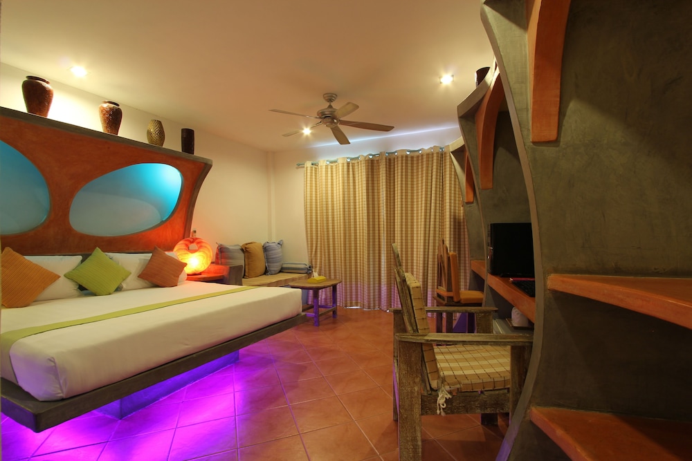 Pandora Lifestyle Hotel 4/32