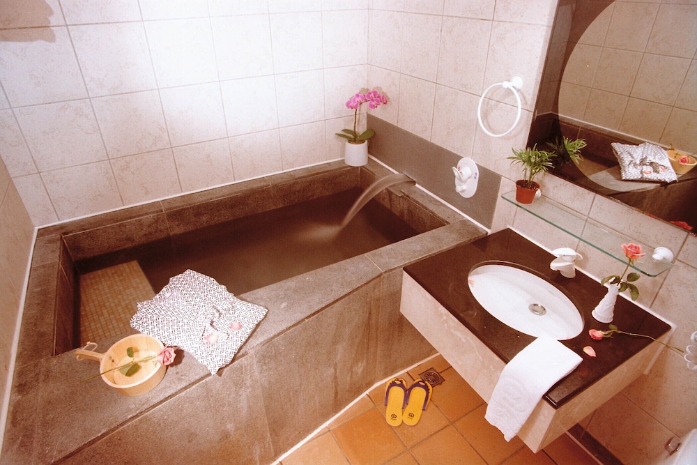 TIAN LONG HOTEL 68/69