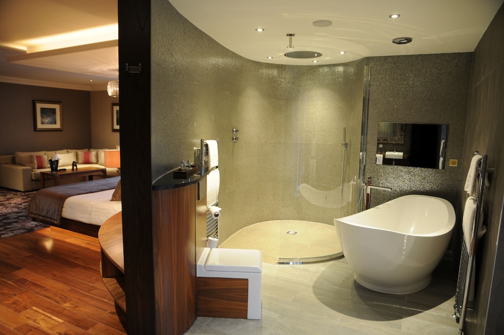 Busby Hotel 24/47