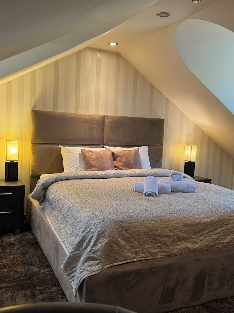 Standard, King Bed, Garden View