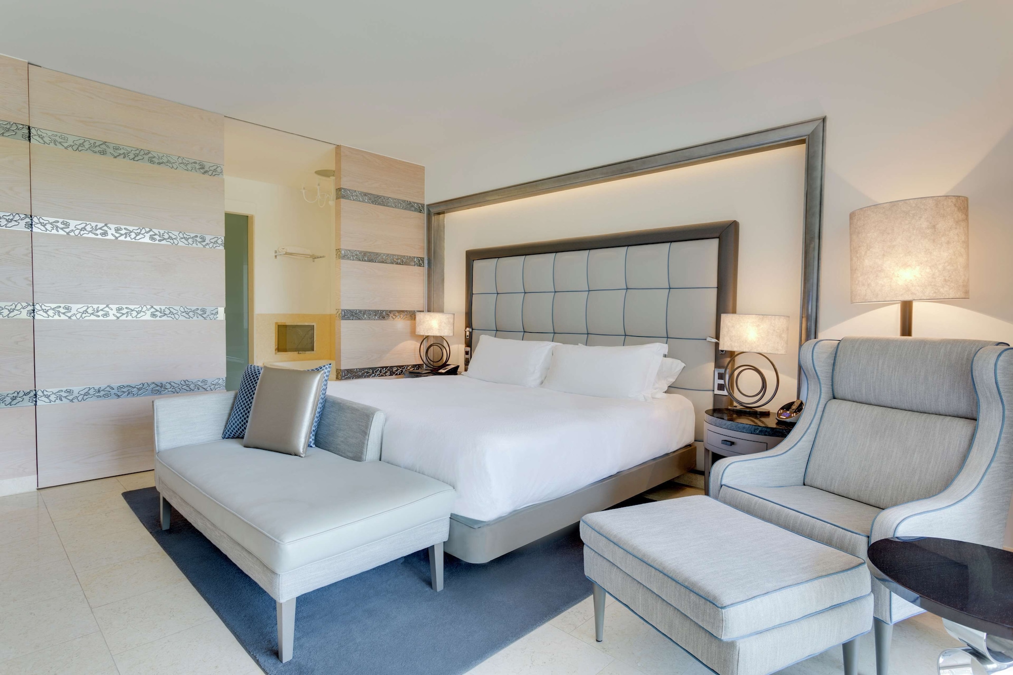 DELUXE, KING BED