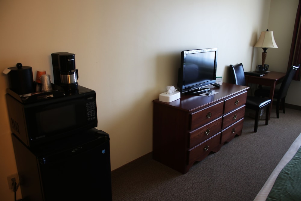Edgewood Hotel and Suites 19/27