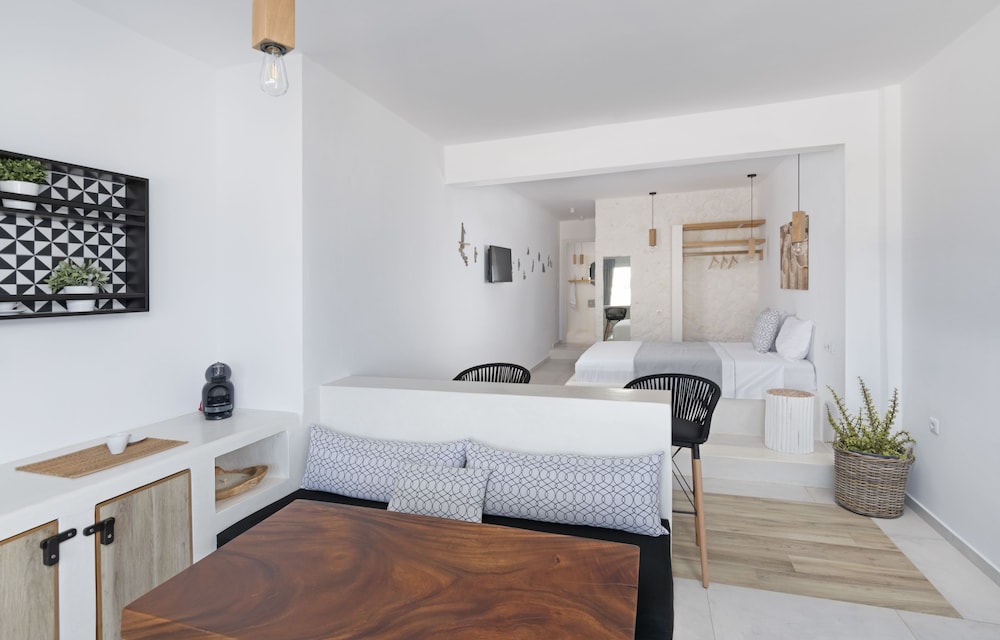 Anatoli Luxury Studios & Suites 17/50