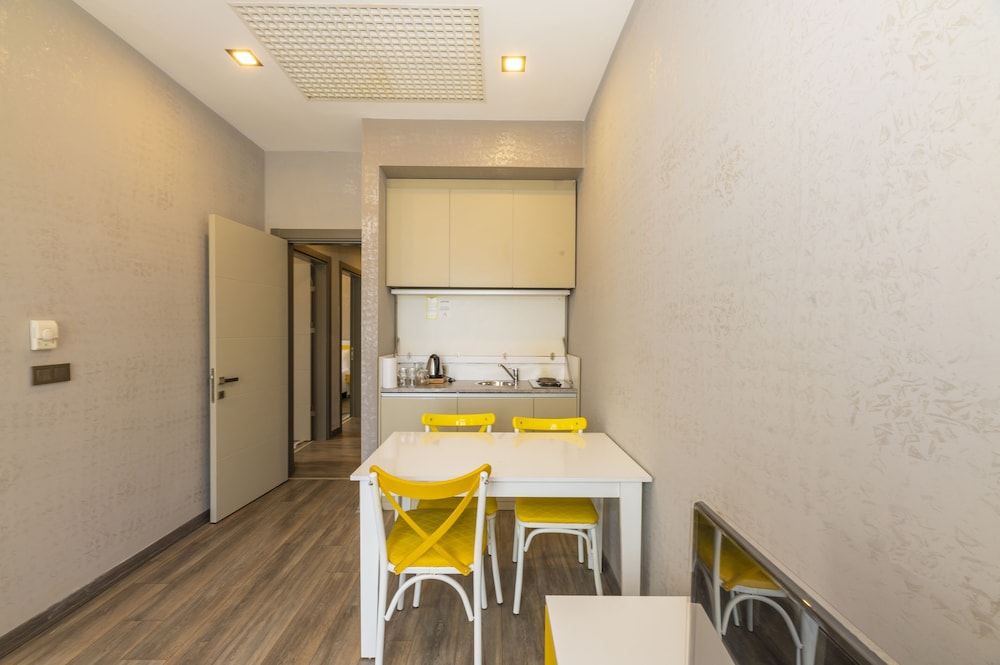Agora Suites 27/67
