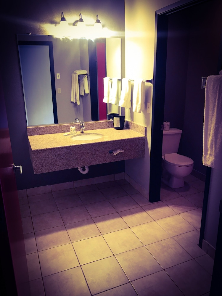 Sunnyside Inn & Suites 6/52