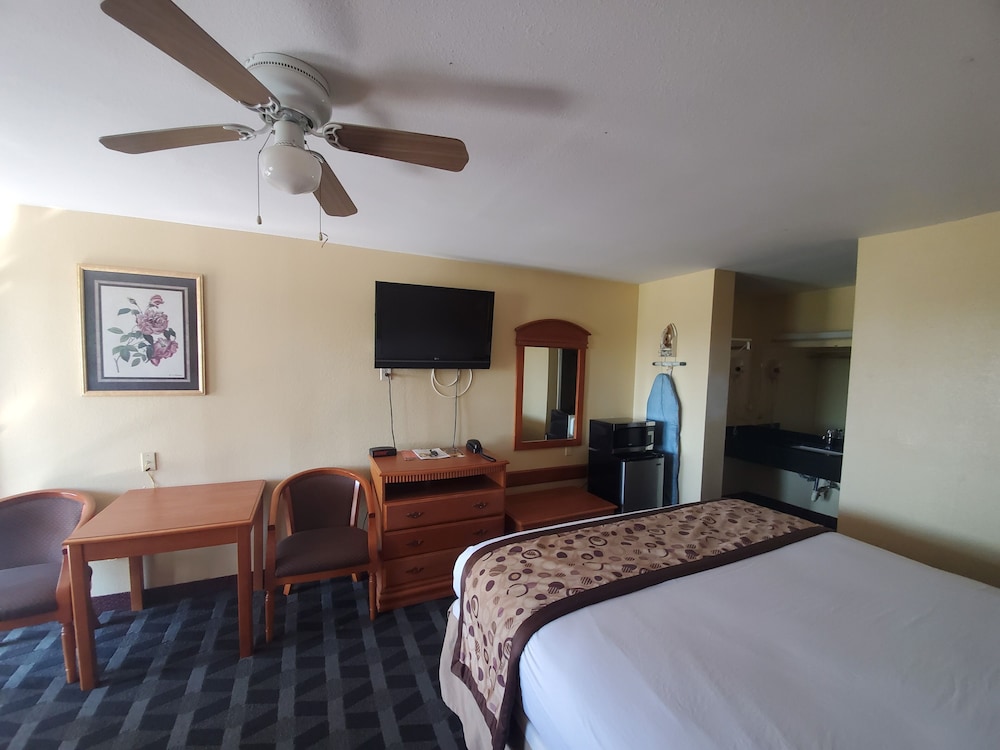 Americas Best Value Inn - Frost Bank Center 10/36