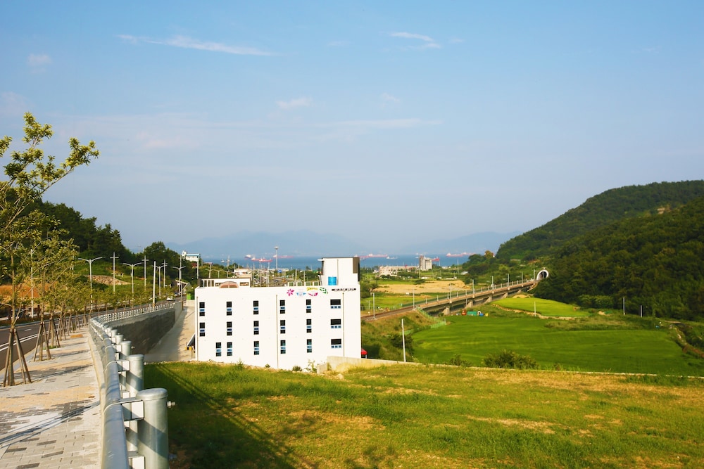 Flora Hostel Pension 3/25