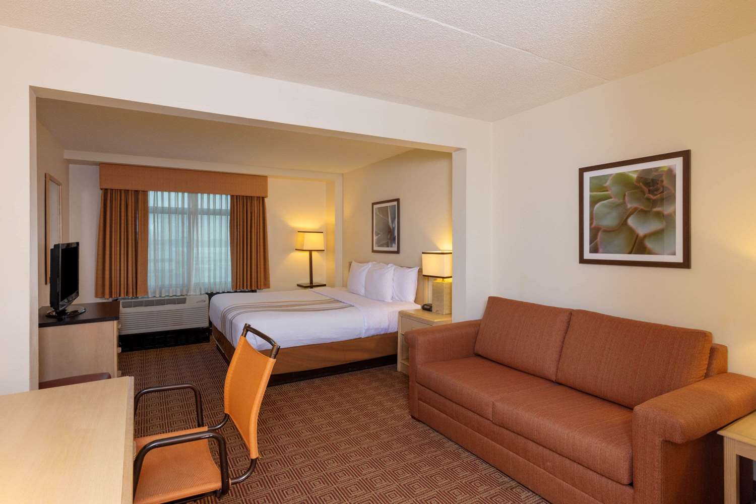 La Quinta Inn & Suites by Wyndham Garden City 14/42