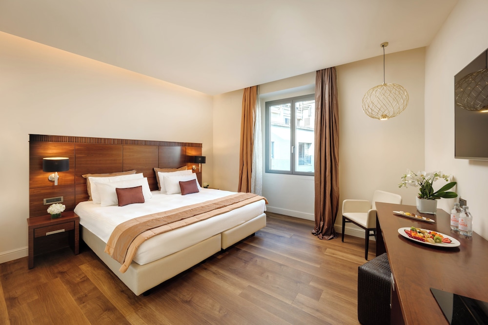 SUPERIOR, DOUBLE OR TWIN BED