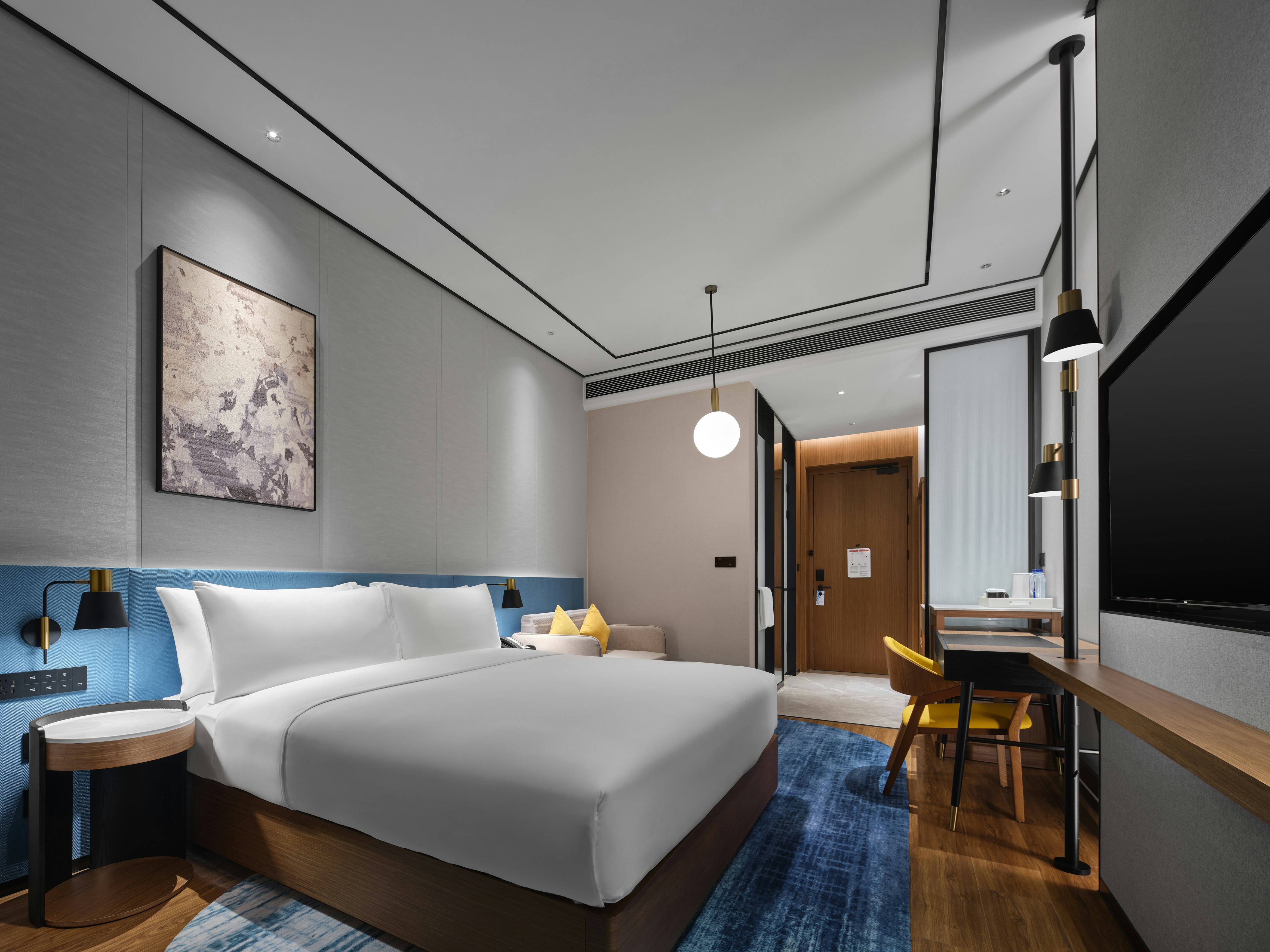 DELUXE, KING BED