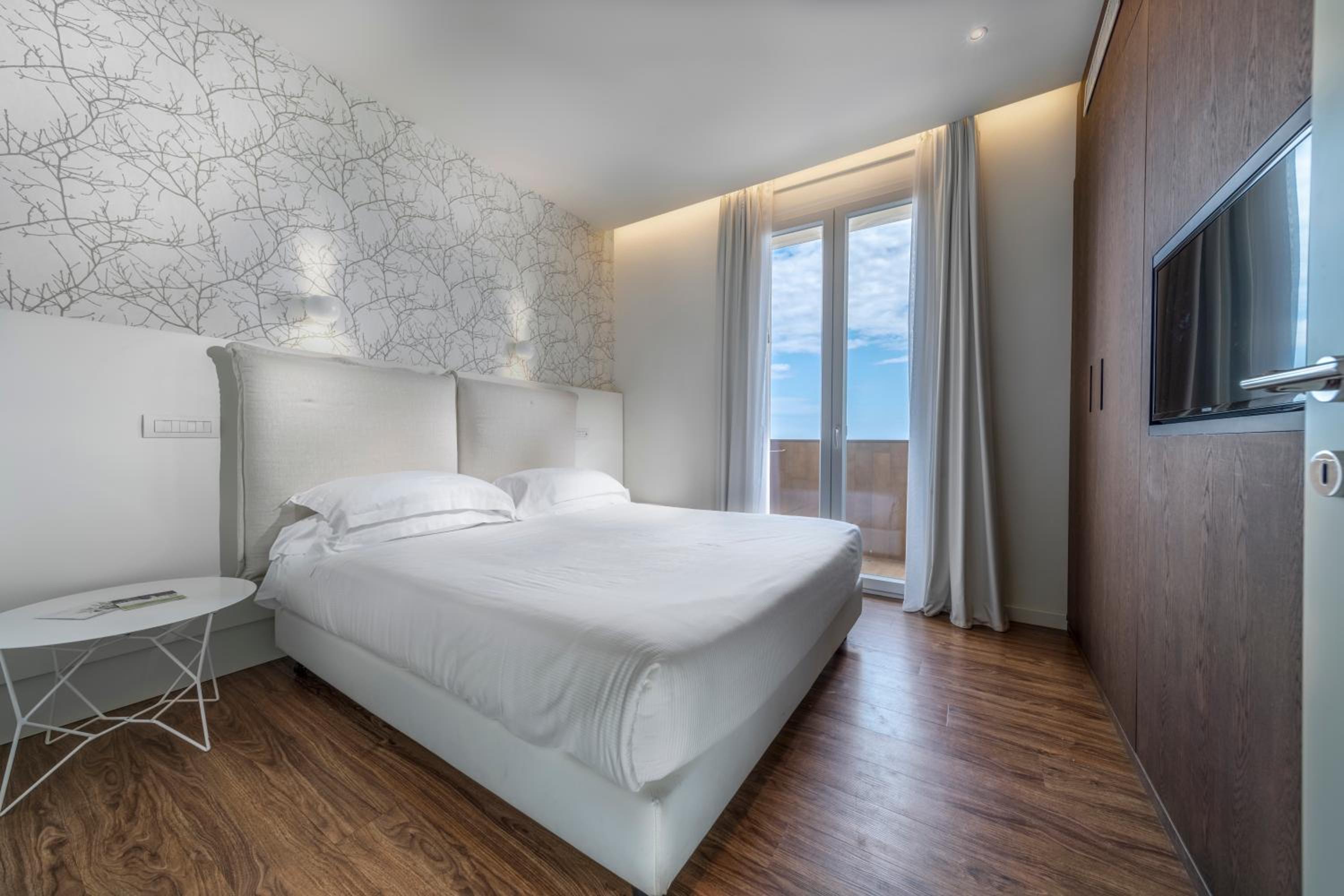 S Suite, Triple، Hotel Select Suites & Spa 9/10