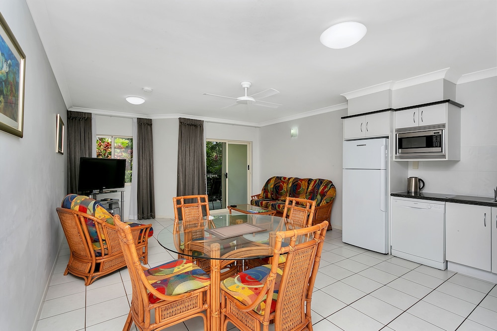 Beachfront Apartments On Trinity Beach 20/50